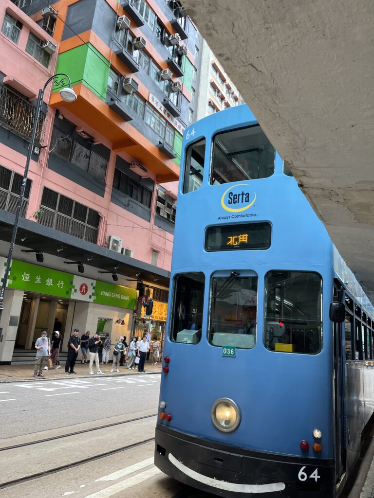 香港島を走る青い二階建てトラム