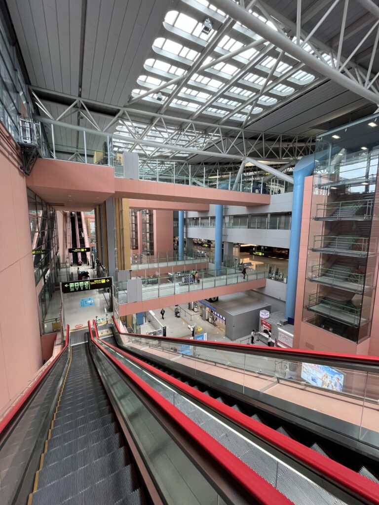 関西国際空港ターミナル内のエスカレーターと出発ロビー