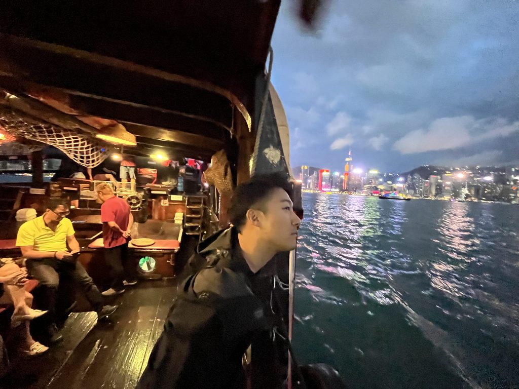船内から香港の夜景を見ている写真