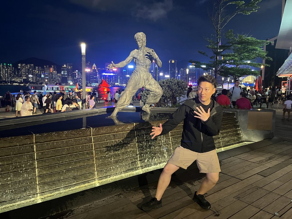 ブルース・リー像とポーズを取っている写真