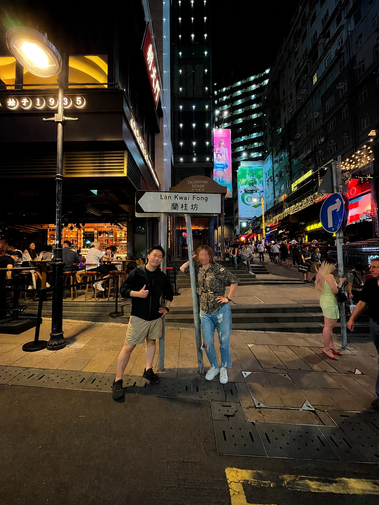 香港のナイトスポット蘭桂坊の夜の街並み