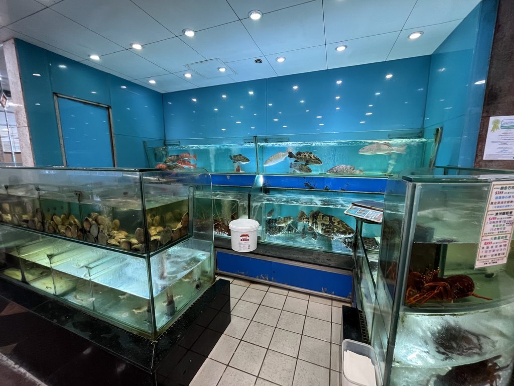 香港のレストランに並ぶ魚介類の生け簀