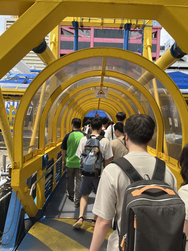 香港からマカオへ向かうフェリーの乗船風景