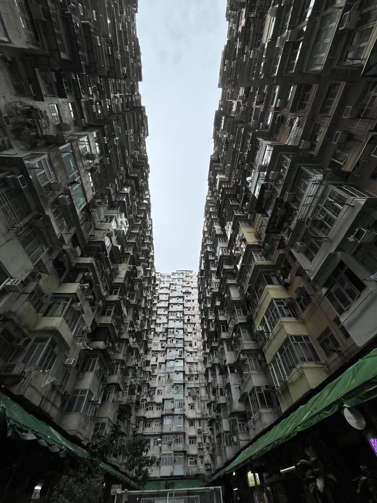 香港のモンスターマンションを見上げた景色