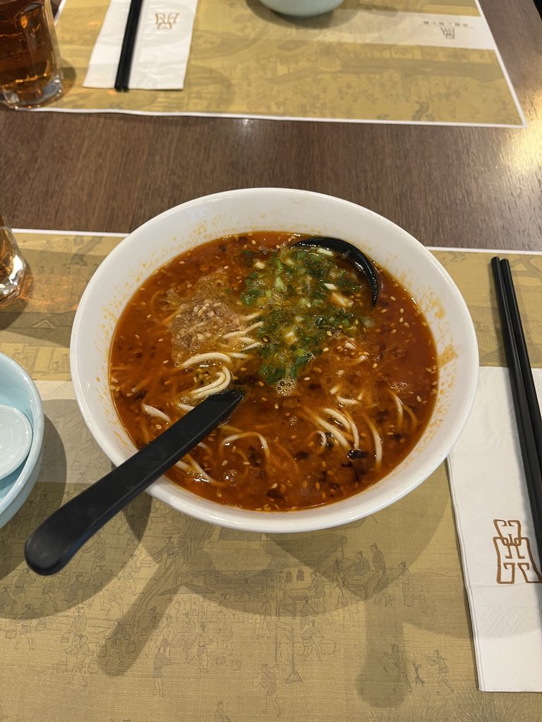香港の上海料理店で食べた担々麺