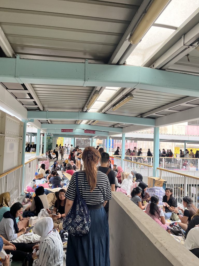 香港の歩道橋で休日を過ごす人々