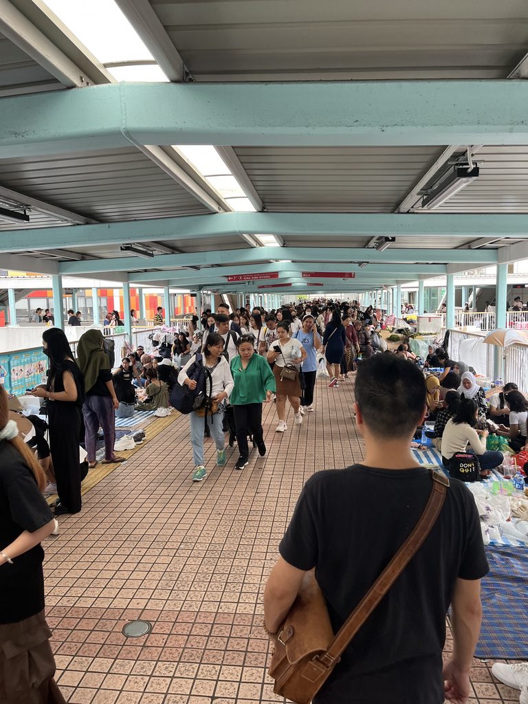日曜日に多くの人が集まる香港の歩道橋