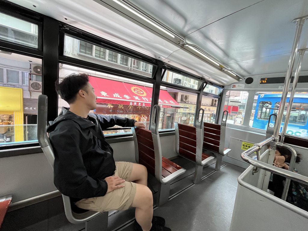 香港の二階建てトラム2階の車内