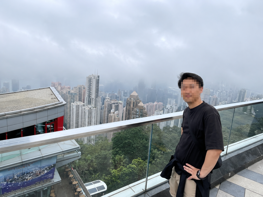 霧が晴れて見えてきたヴィクトリア・ピークからの香港の街並み